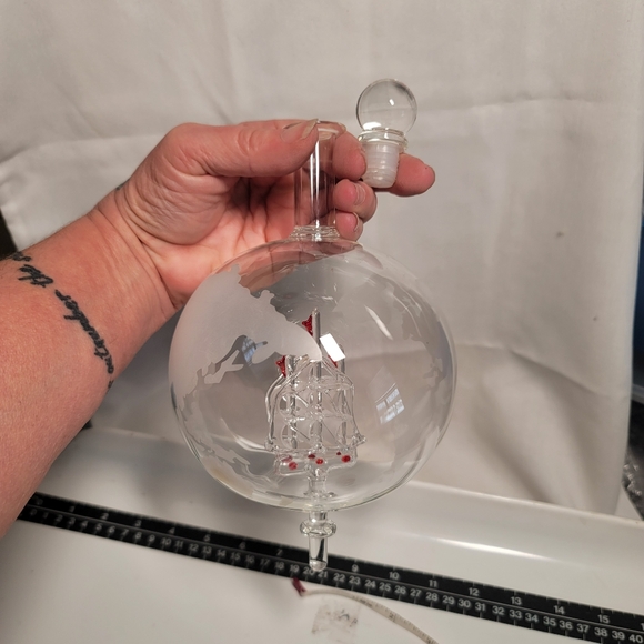 Handmade Liquor/Wine Etched Globe Decanter w/o Stand - Picture 5 of 12